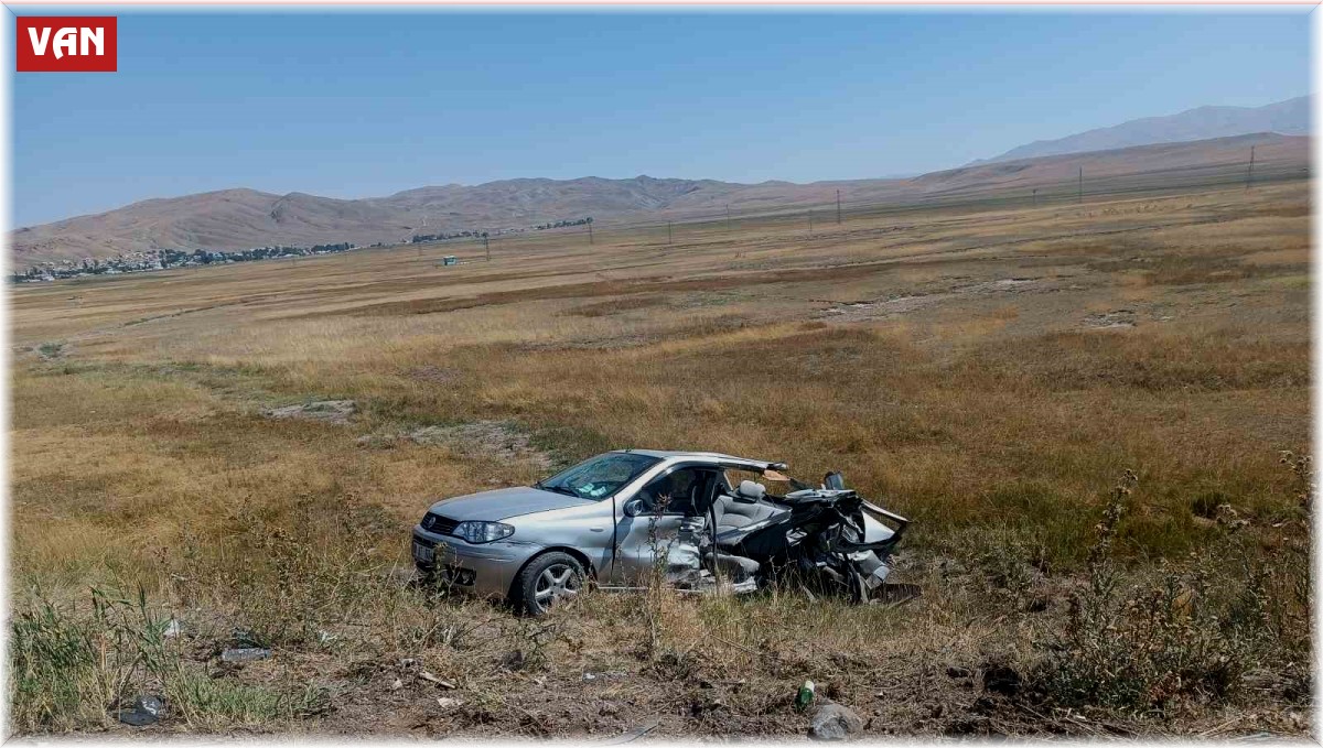 Özalp'te otomobiller çarpıştı: 3 yaralı