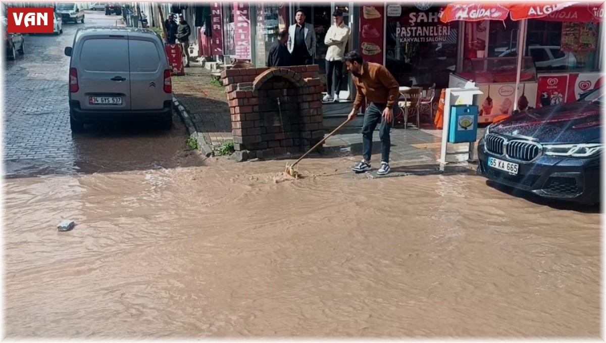 Özalp'te sağanak ve dolu yağışı