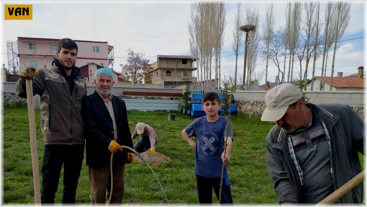 Özalplı gençler geleceğe nefes olmak için fidan dikti