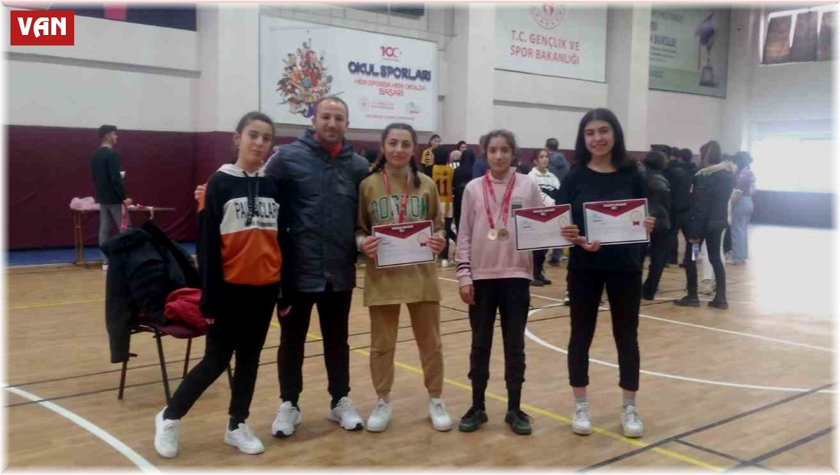 Özalplı kız öğrenci bilek güreşinde il birincisi oldu