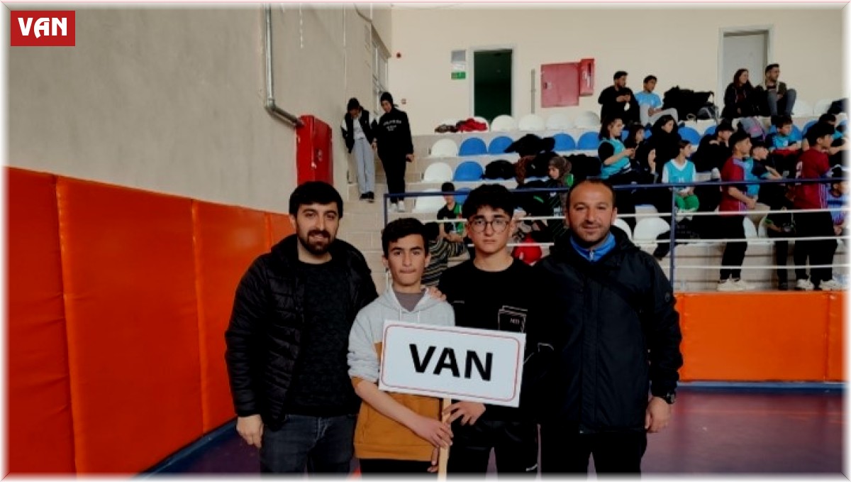 Özalplı öğrenci bilek güreşi birincisi oldu