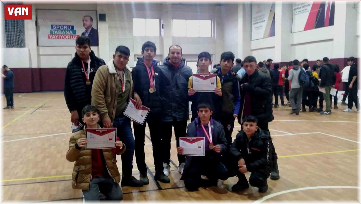 Özalpli öğrenci bilek güreşinde il birincisi oldu