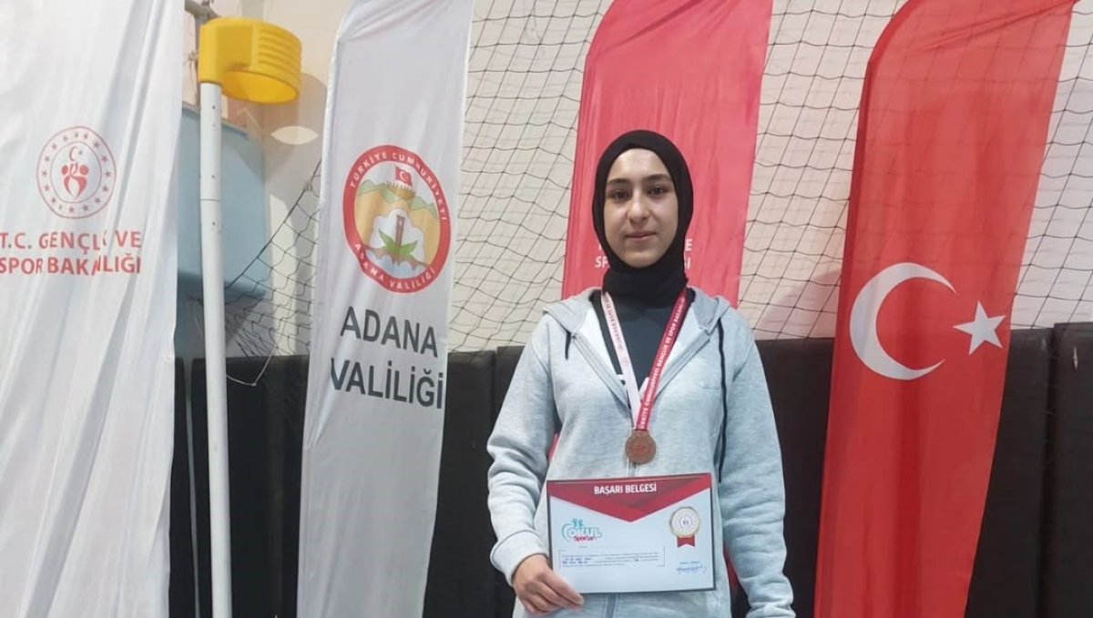 Özalplı öğrenci bilek güreşinde Türkiye üçüncüsü oldu