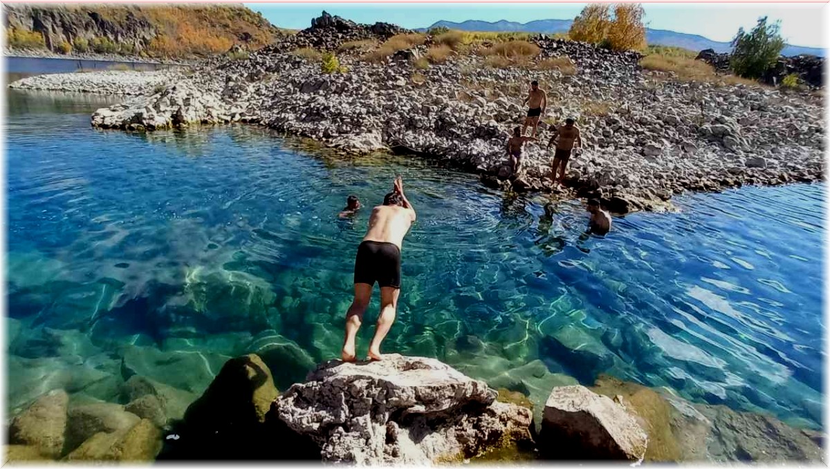 (Özel) 2 bin 250 rakımda soğuk havaya inat yüzme keyfi