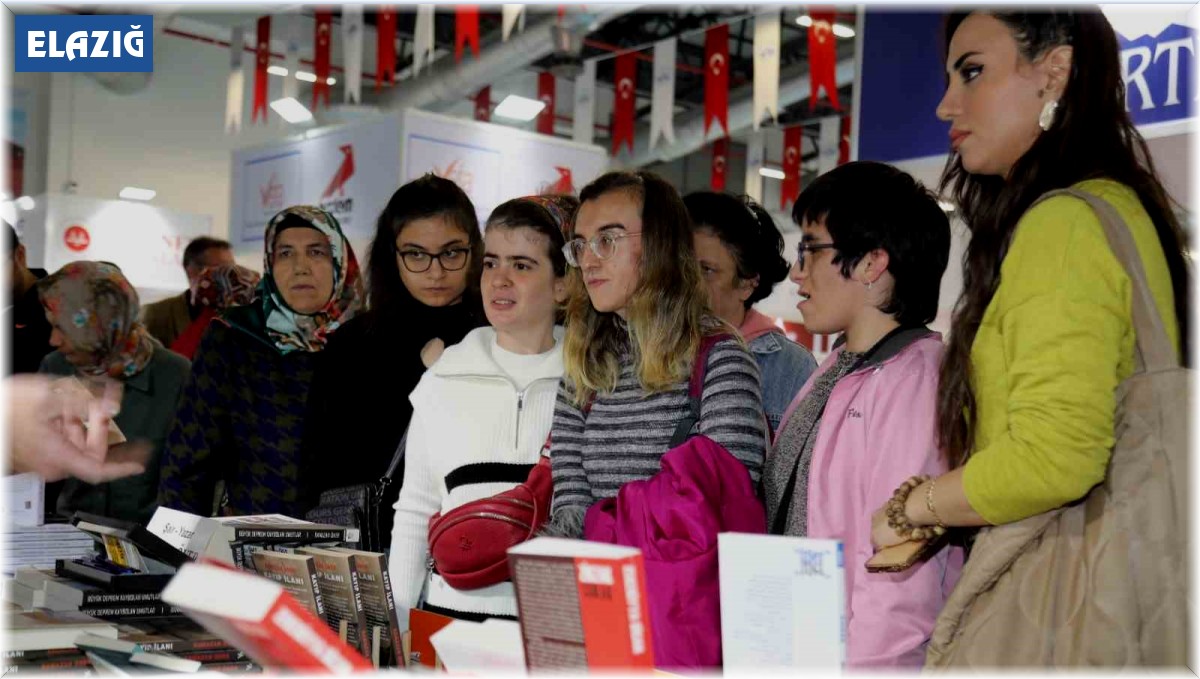 Özel bireyler Elazığ Belediyesi Kitap Fuarını gezdi