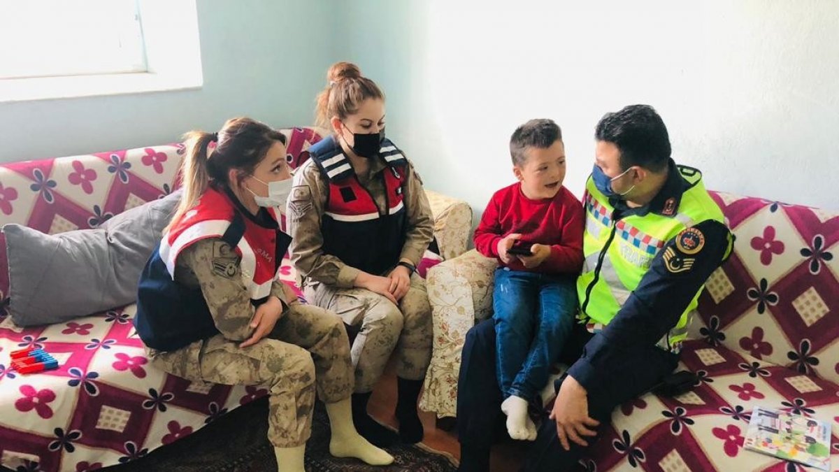 Özel çocuklara jandarmadan hediye