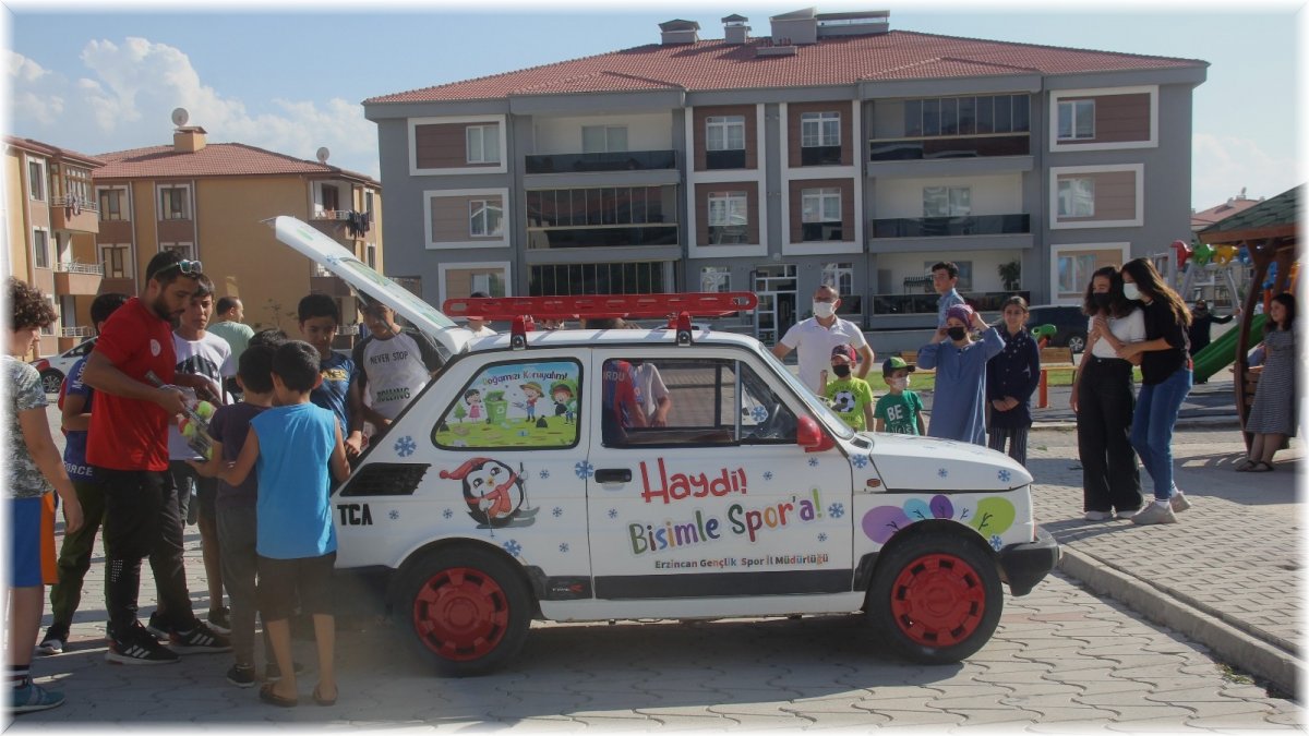 (Özel) Çocukları spora teşvik etmek için süslediği mini otomobille mahalle mahalle geziyor