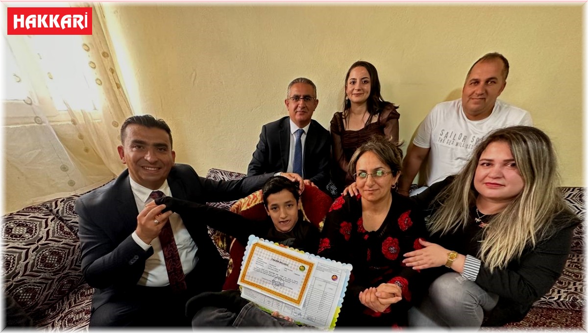 Özel eğitim uygulama öğrencisine öğretmenlerinden evde karne sürprizi