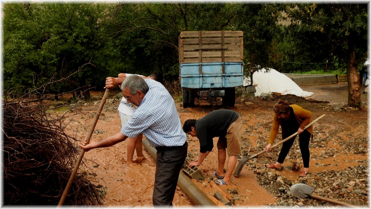 (Özel) Erzincan'da sağanak etkili oldu, meteoroloji kuvvetli yağış uyarısında bulundu