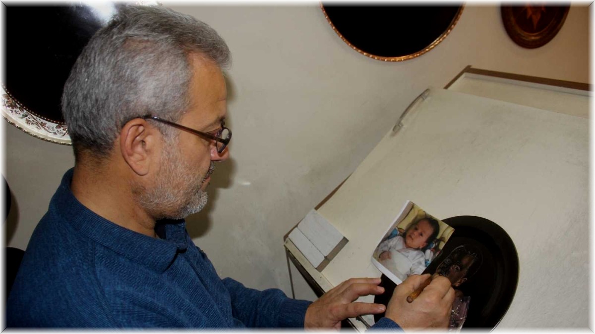 (Özel) Erzincanlı ressam, sanatını bakır tabakların üzerinde icra ediyor
