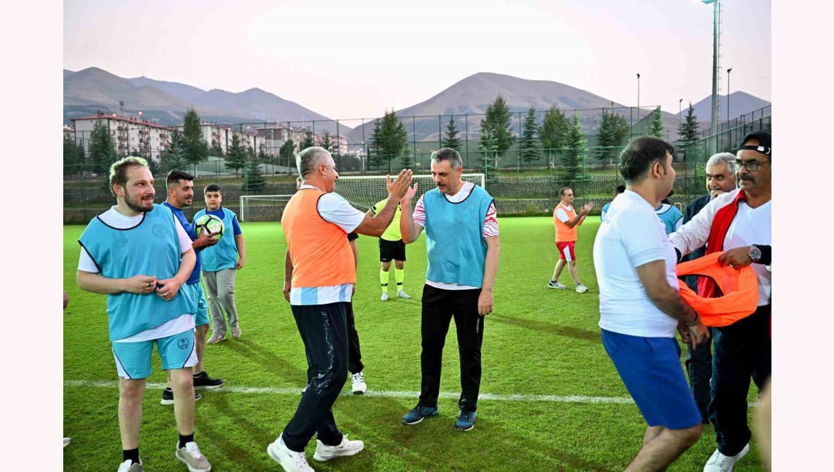 Özel gereksinimli bireyler protokol ile yeşil sahada buluştu