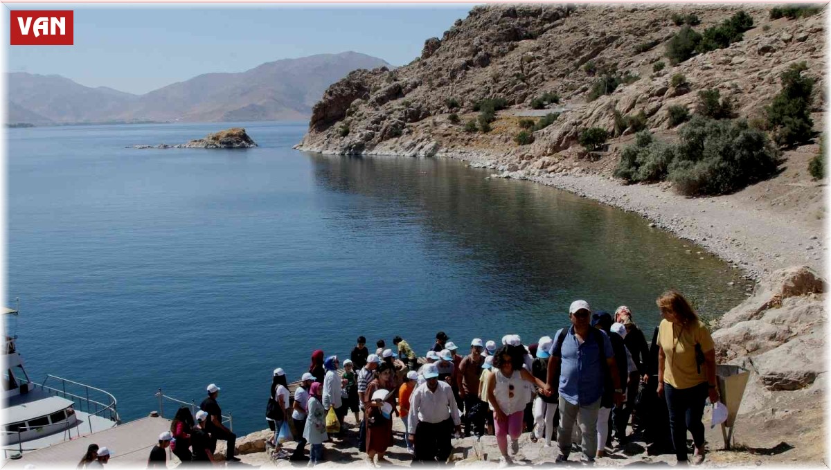 Özel gereksinimli çocuklar Akdamar Adası'nı gezdi