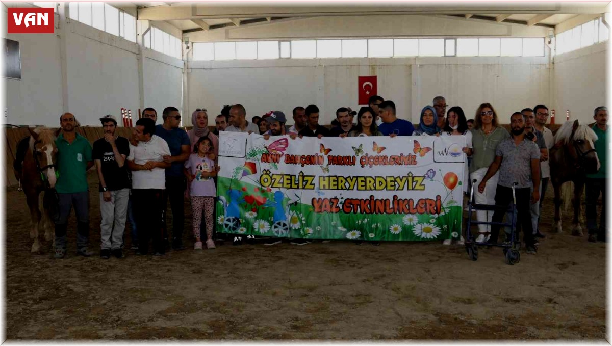 Özel gereksinimli çocuklar ilk kez ata binmenin heyecanını yaşadı