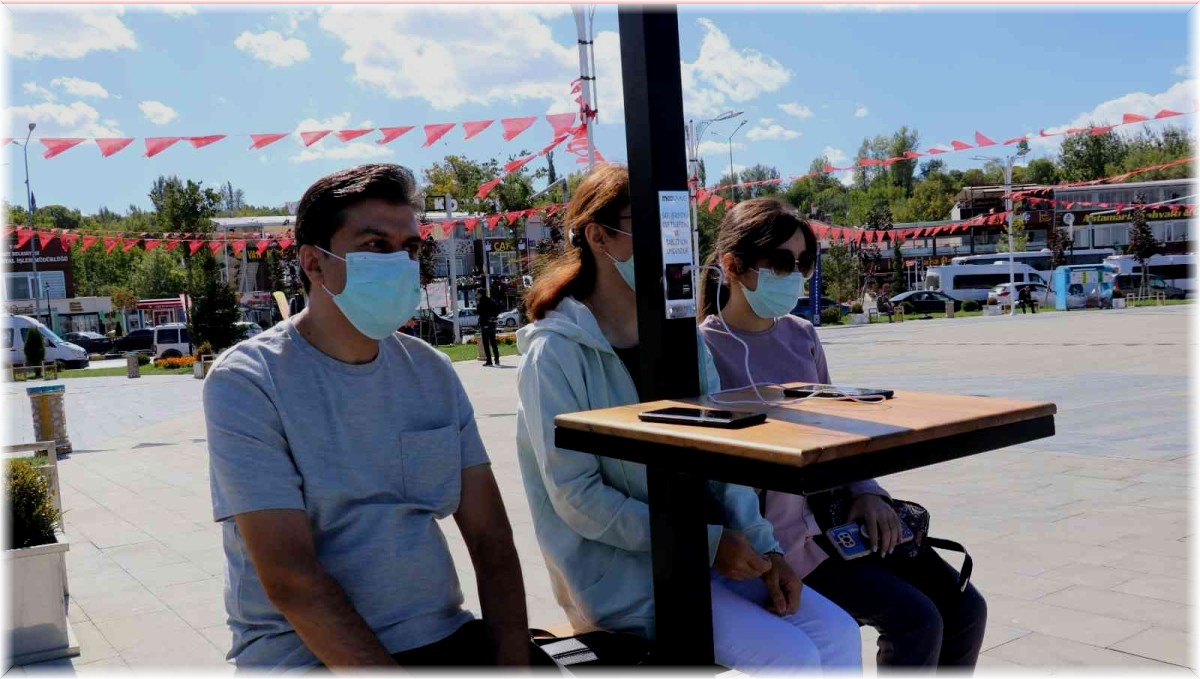 (Özel) Güneş enerjisiyle çalışan telefon şarj istasyonu üretildi