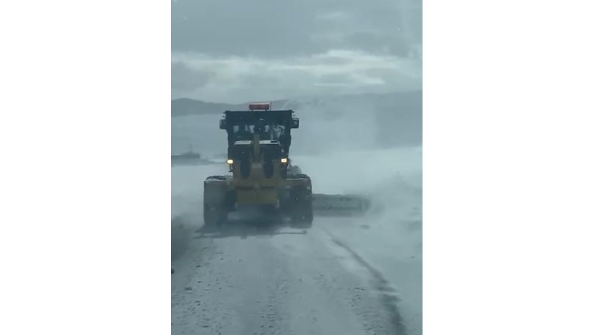 Özel İdare ekipleri tipiden kapanan yolları açmak için aralıksız çalışıyor