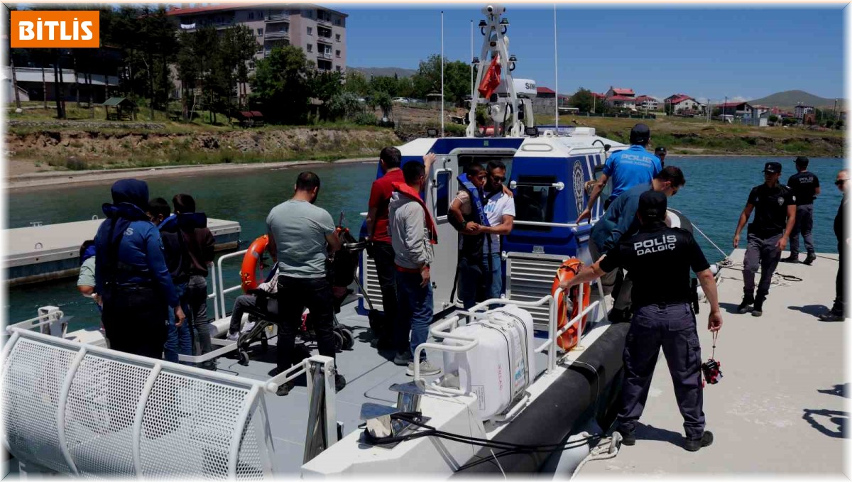 Özel öğrenciler polis botuyla Van Gölü'nü gezdi