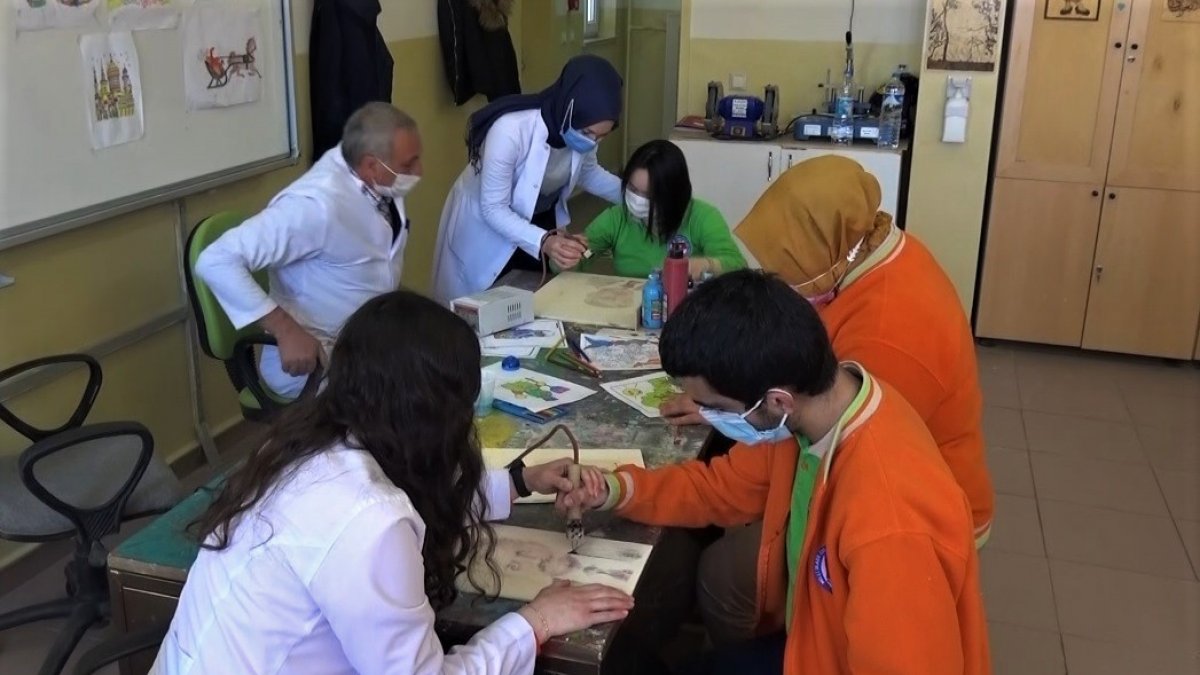 Özel öğrenciler yeteneklerini yakma resim tekniğiyle gösteriyor