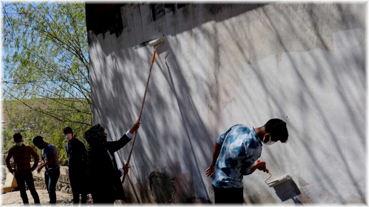 (Özel) Öğretmen ve öğrenciler evi yanan vatandaşın yardımına koştu