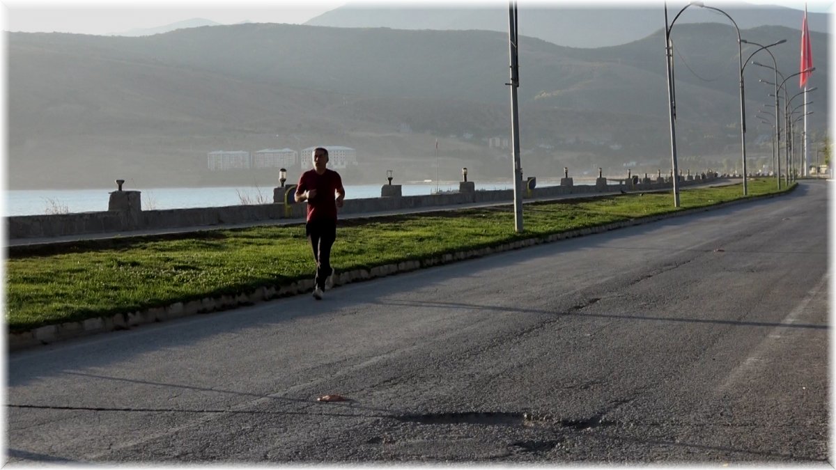 (ÖZEL) Sağlıklı yaşam için Tatvan sahilinde sabah sporu