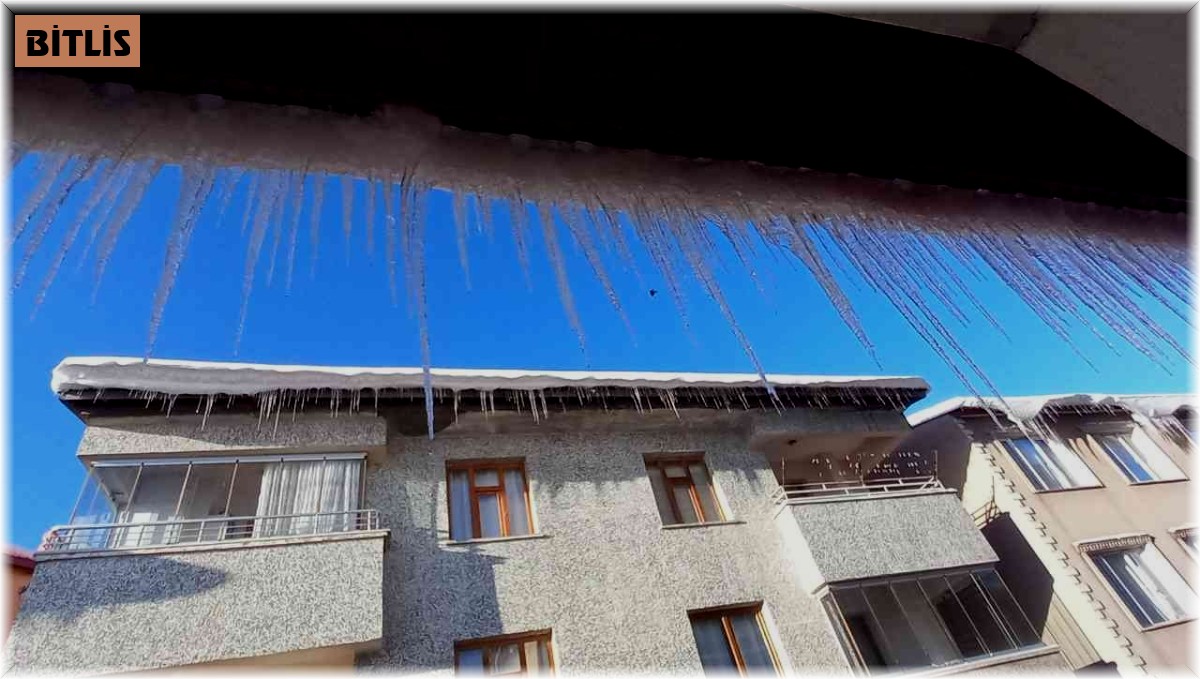 (Özel) Tatvan'da çatılarda 1 metrelik buz sarkıtları oluştu