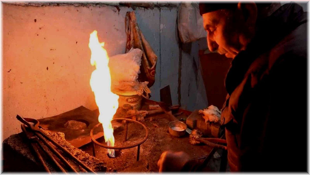 (Özel) Tatvan'ın son kalaycı ustası zamana direniyor