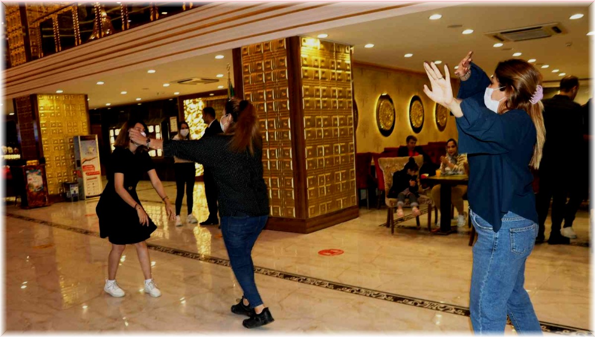 (Özel) Van'a gelen İranlılar gönüllerince eğleniyor