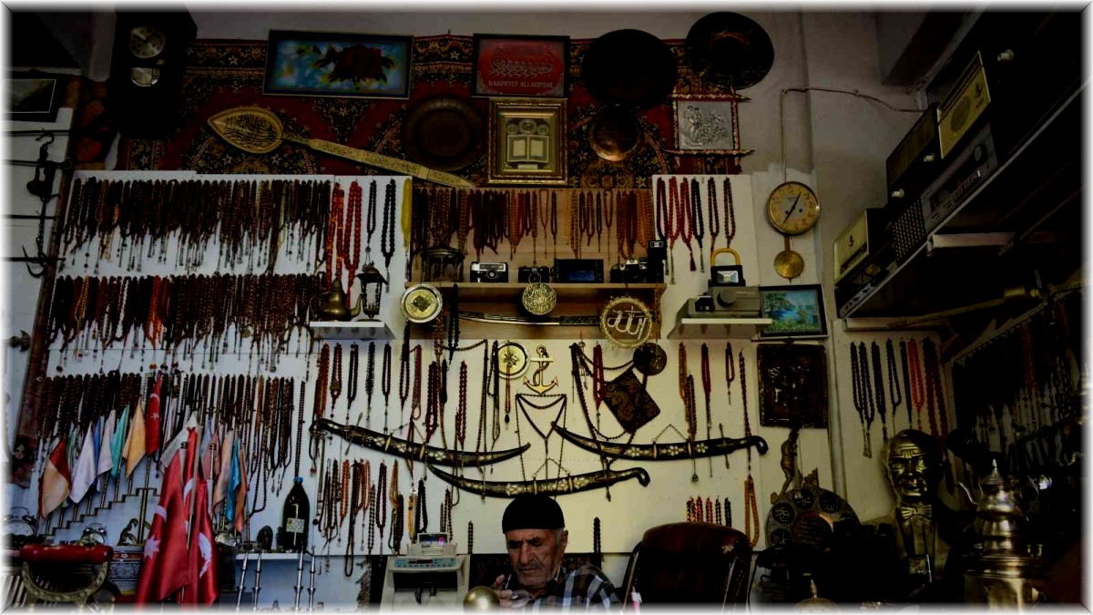 (Özel) Yıllarca topladığı giysileri antika eşyalarla takas etti, deposunu müzeye çevirdi