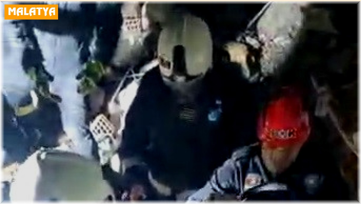 PAK ekipler genç kadını alkışlarla enkazdan çıkardı