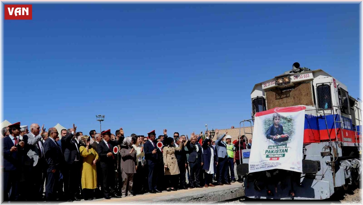 Pakistan'a yardım malzemesi taşıyan 'İyilik Treni' Van'dan yola çıktı
