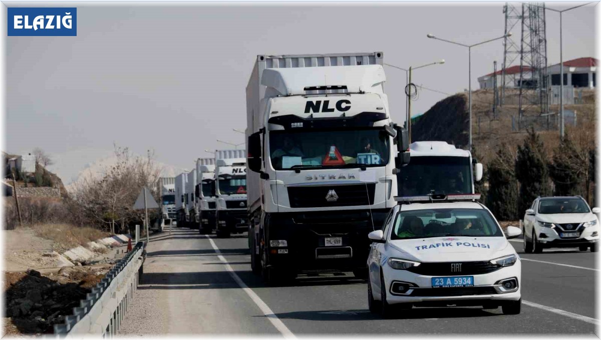 Pakistan'dan çıkan yardım tırları konvoy halinde görüntülendi