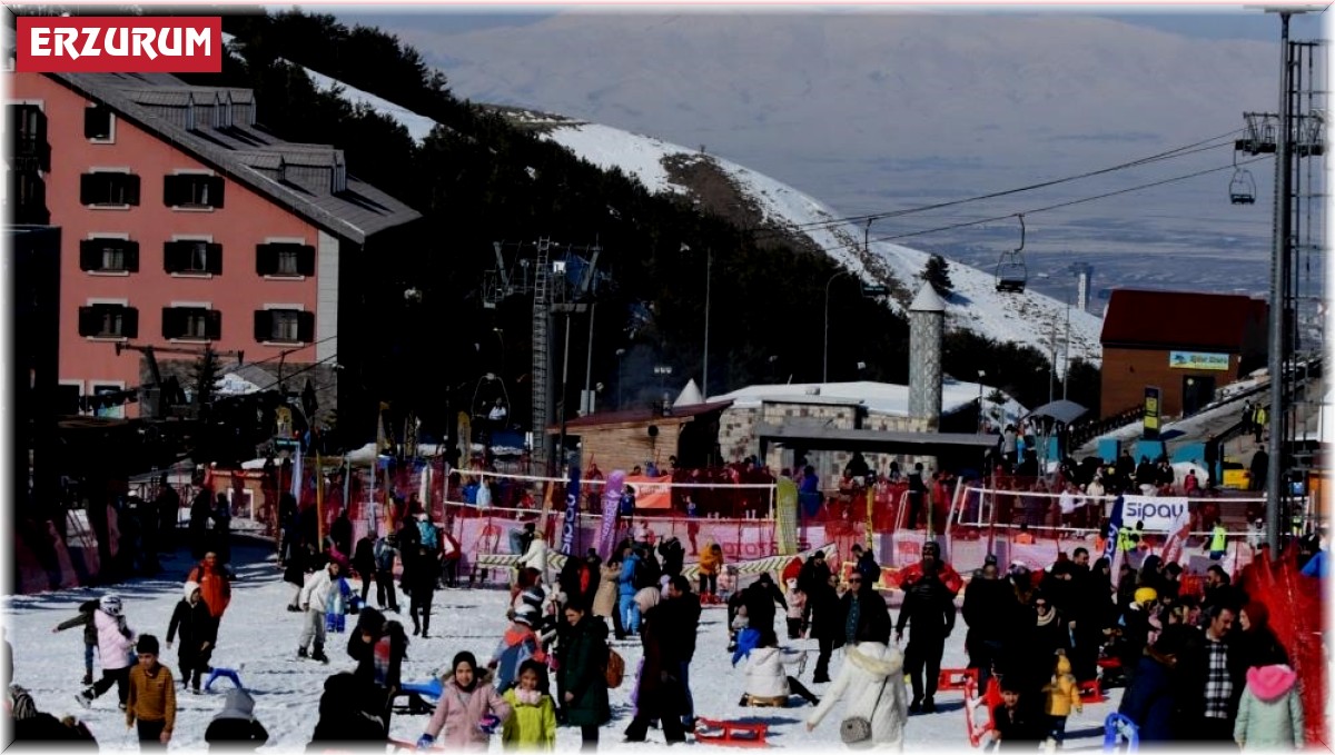 Palandöken'de kayak keyfi sürüyor