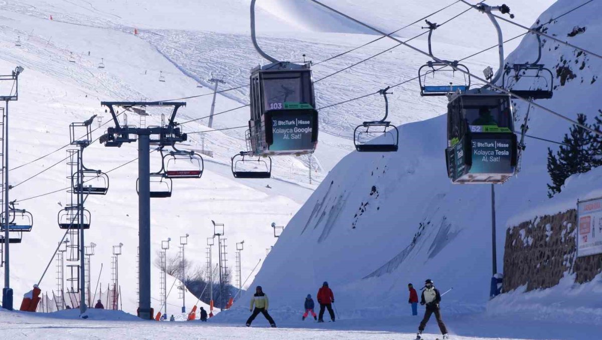 Palandöken'de kayak keyfi sürüyor