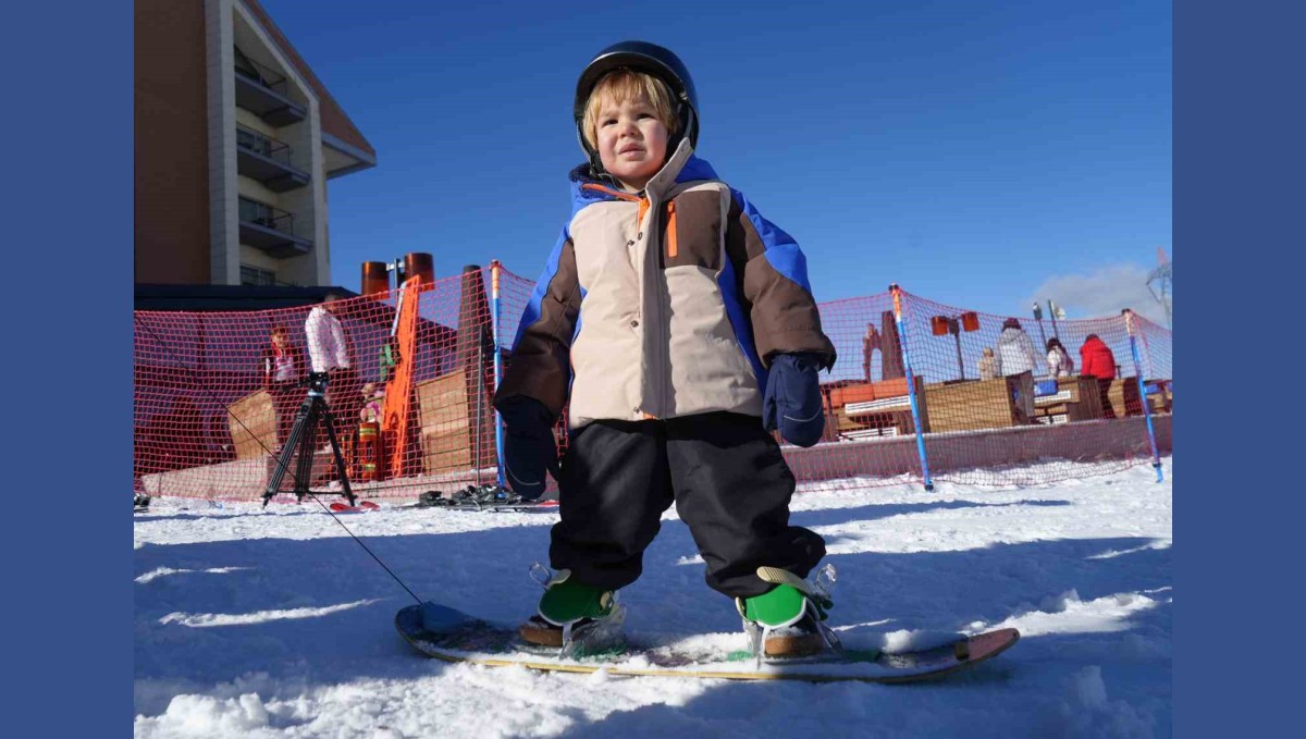 Palandöken'de yapay karla kayak keyfi