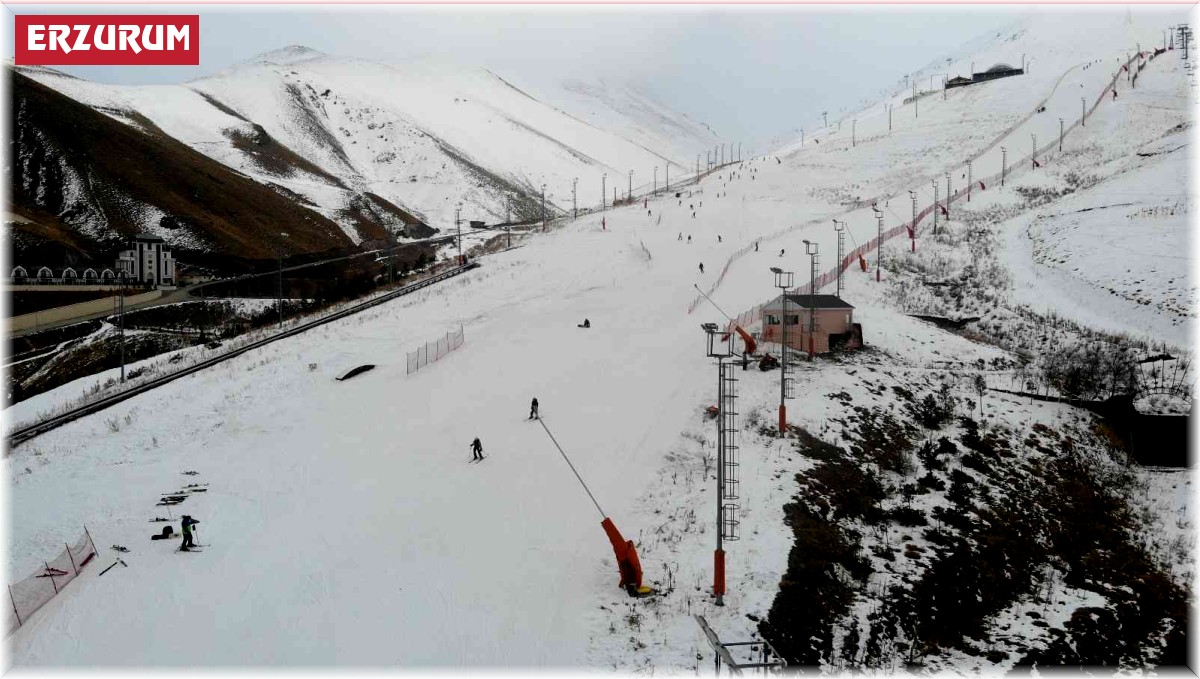 Palandöken'de yerli ve yabancı turistler kayağın tadını çıkarıyor