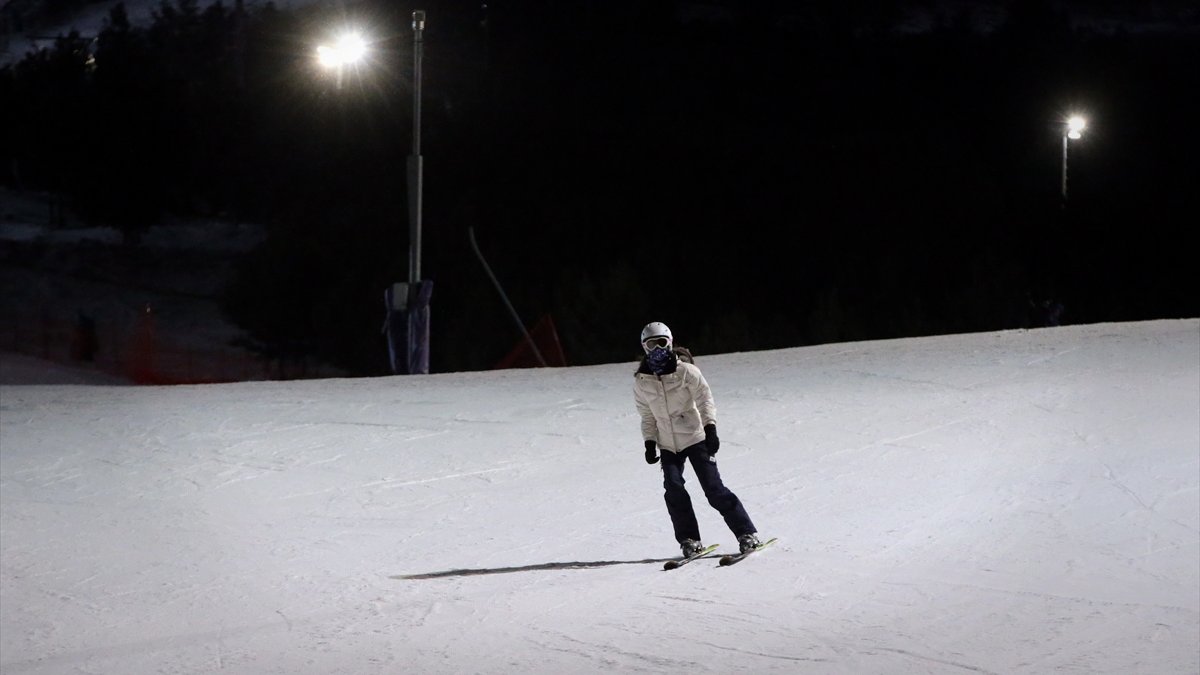 Palandöken'e gelen turistlerden 'gece kayağı'na yoğun ilgi
