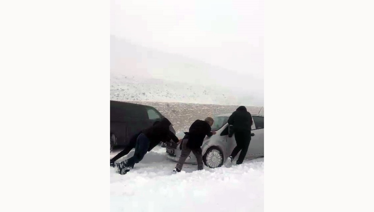 Palandöken geçidinde ulaşıma kar engeli