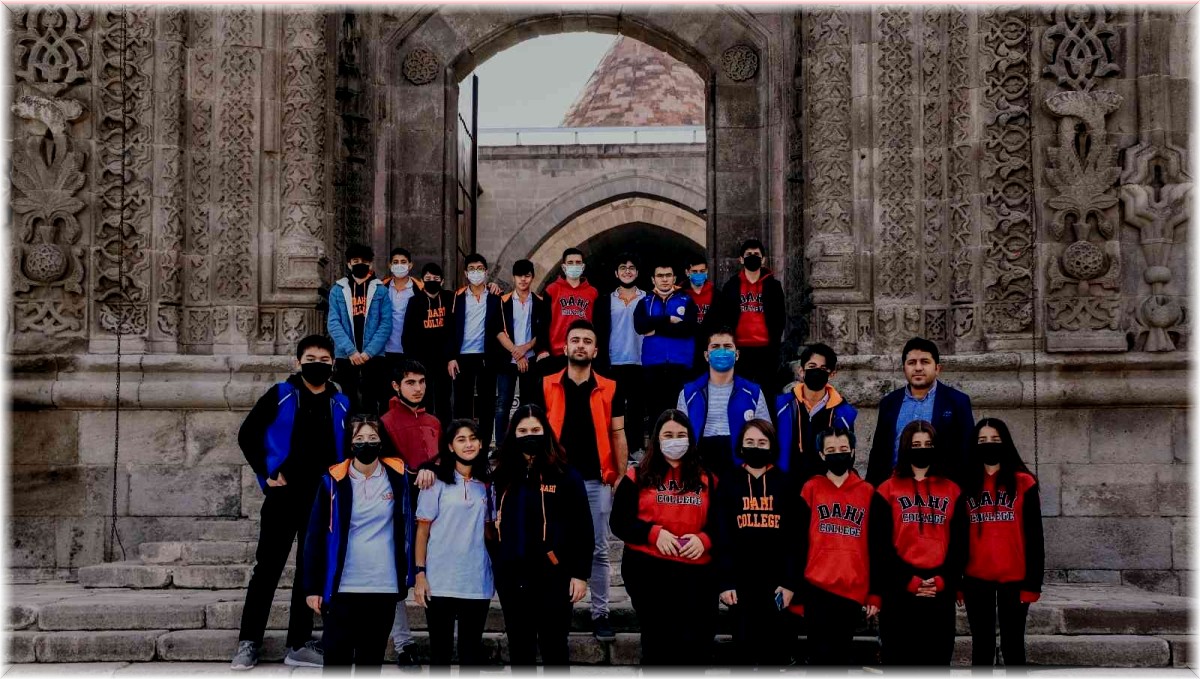 Palandöken Gençlik Merkezi tarafından 'Tarihimizi Görüyoruz' adlı gezi düzenlendi