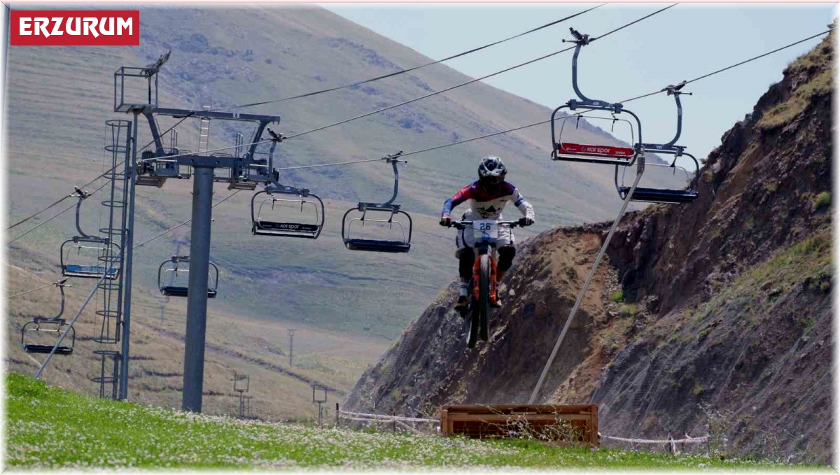 Palandöken'in zirvesinde aşağı pedal çevirdiler