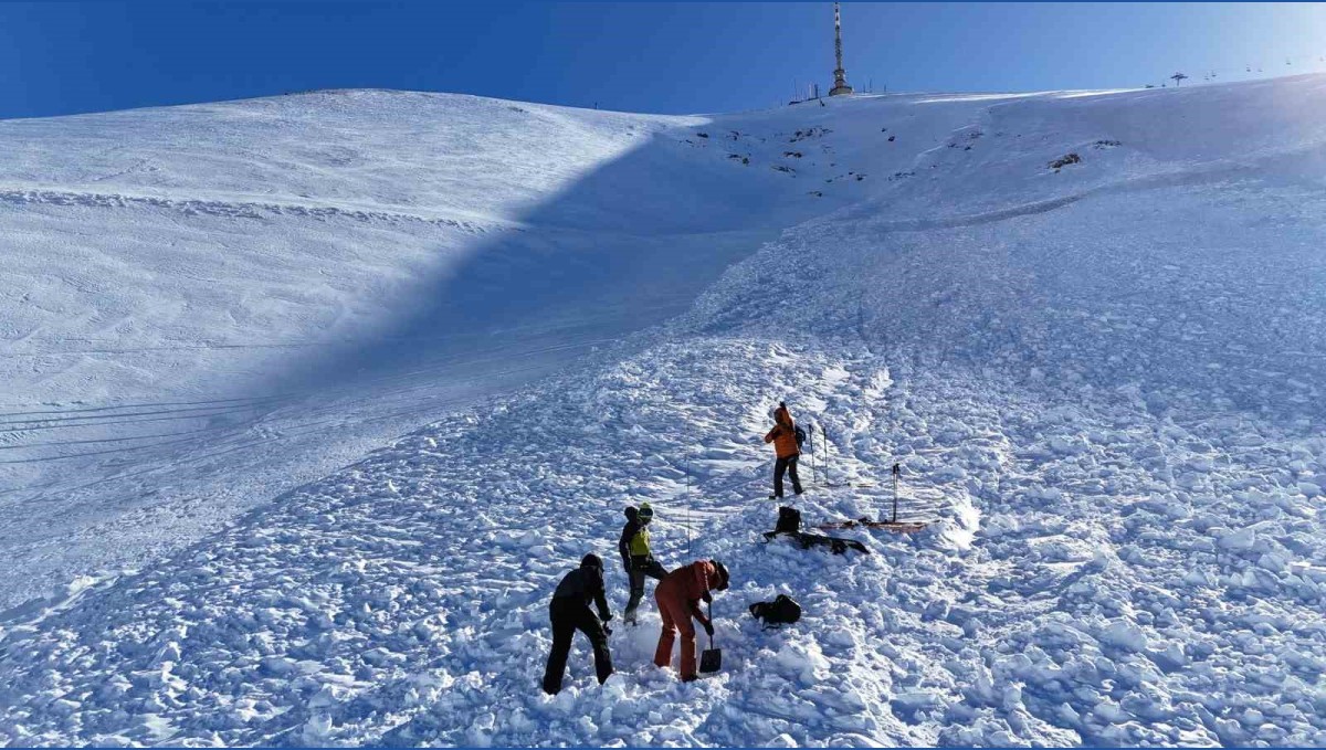 Palandöken Kayak Merkezi'nde çığ rasat analiz ve kurtarma eğitimi