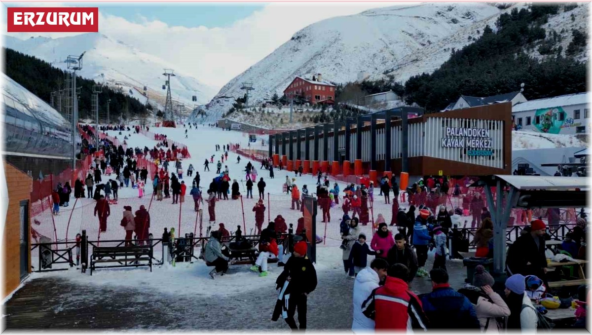 Palandöken Kayak Merkezi tatilcilerin akınına uğruyor