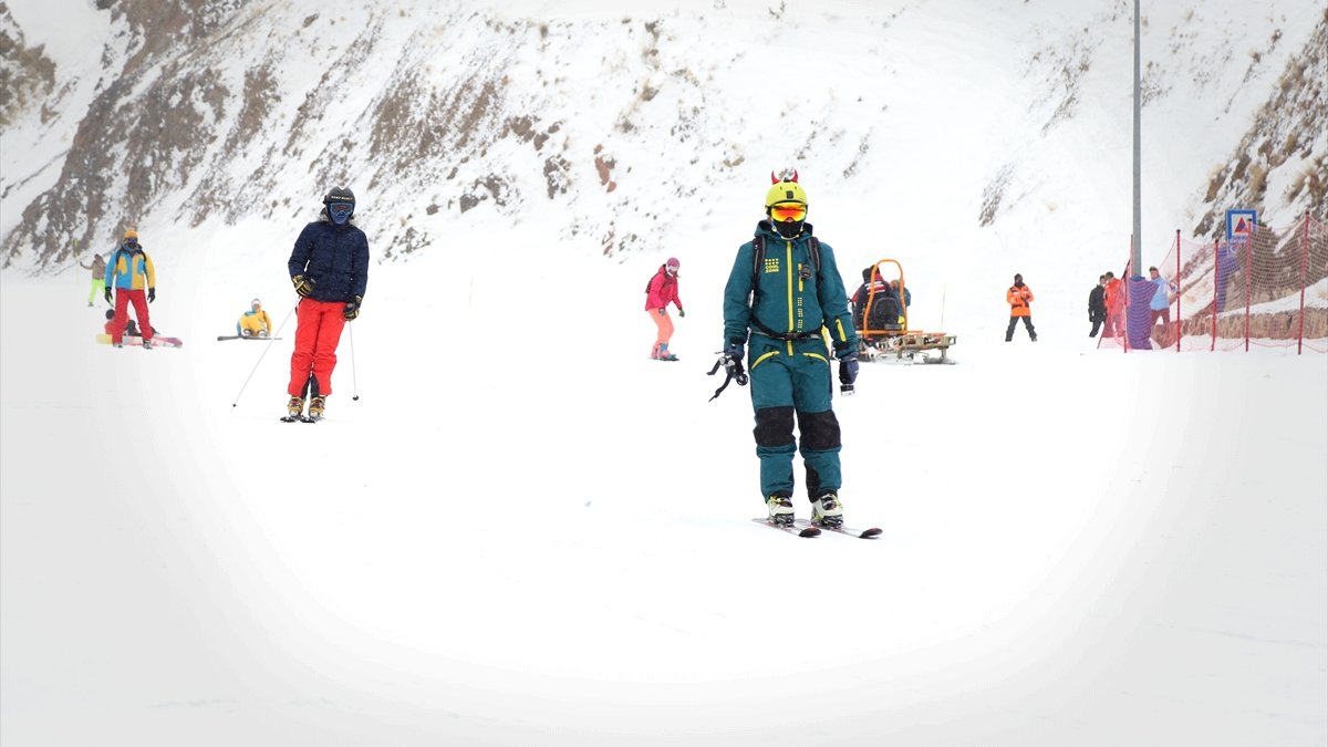 Palandöken ve Cıbıltepe yarıyıl tatilinin son günlerinde kayakseverlerle şenlendi