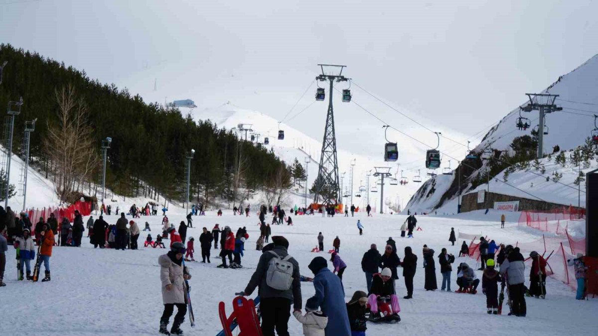 Palandöken’de Kar 279 Santimetre: Bayramda Oteller Doldu, Pistler Hareketlendi