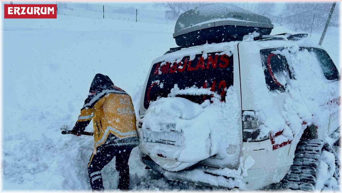 Paletli ambulans mahsur kaldı traktörle çektiler