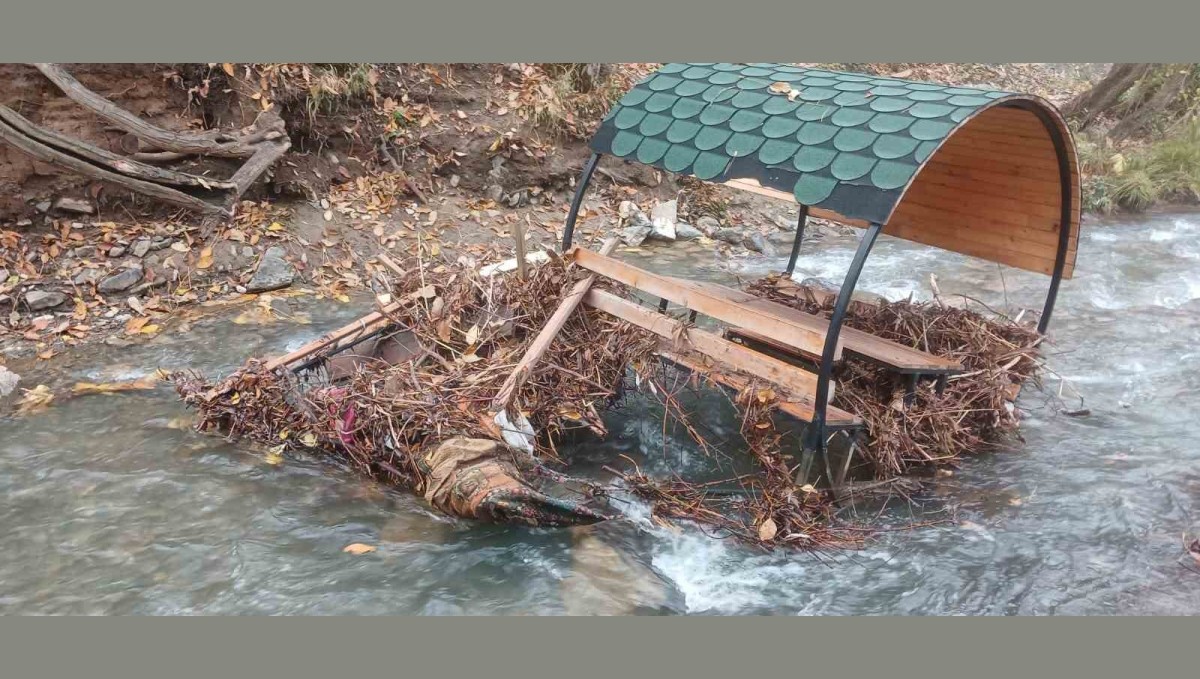 Palu'da Teke Deresi taştı: banklar sürüklendi