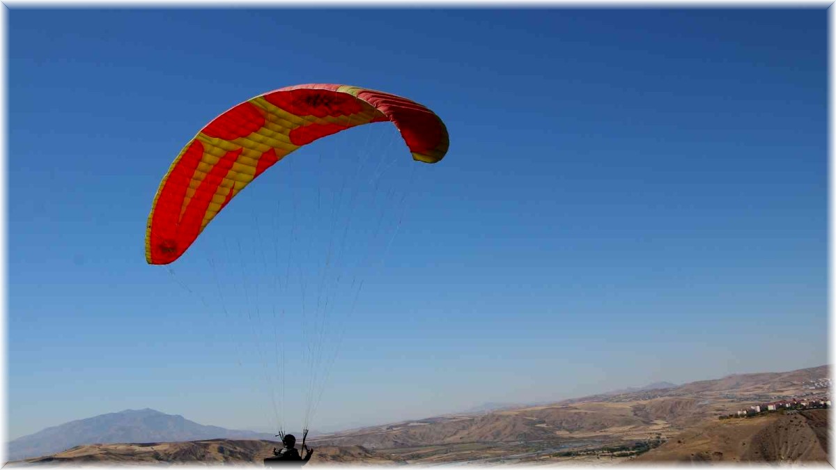 Palu semaları, yamaç paraşütçülerine ev sahipliği yaptı