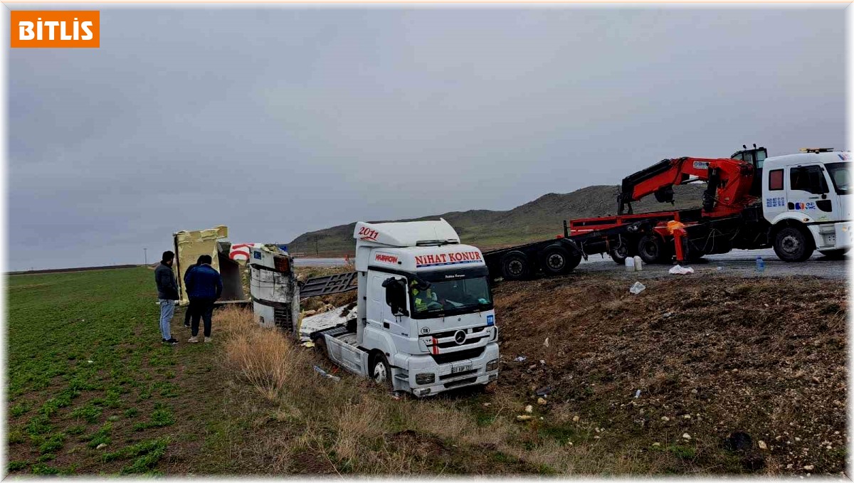 Pamuk yüklü tır şarampole yuvarlandı: 1 yaralı
