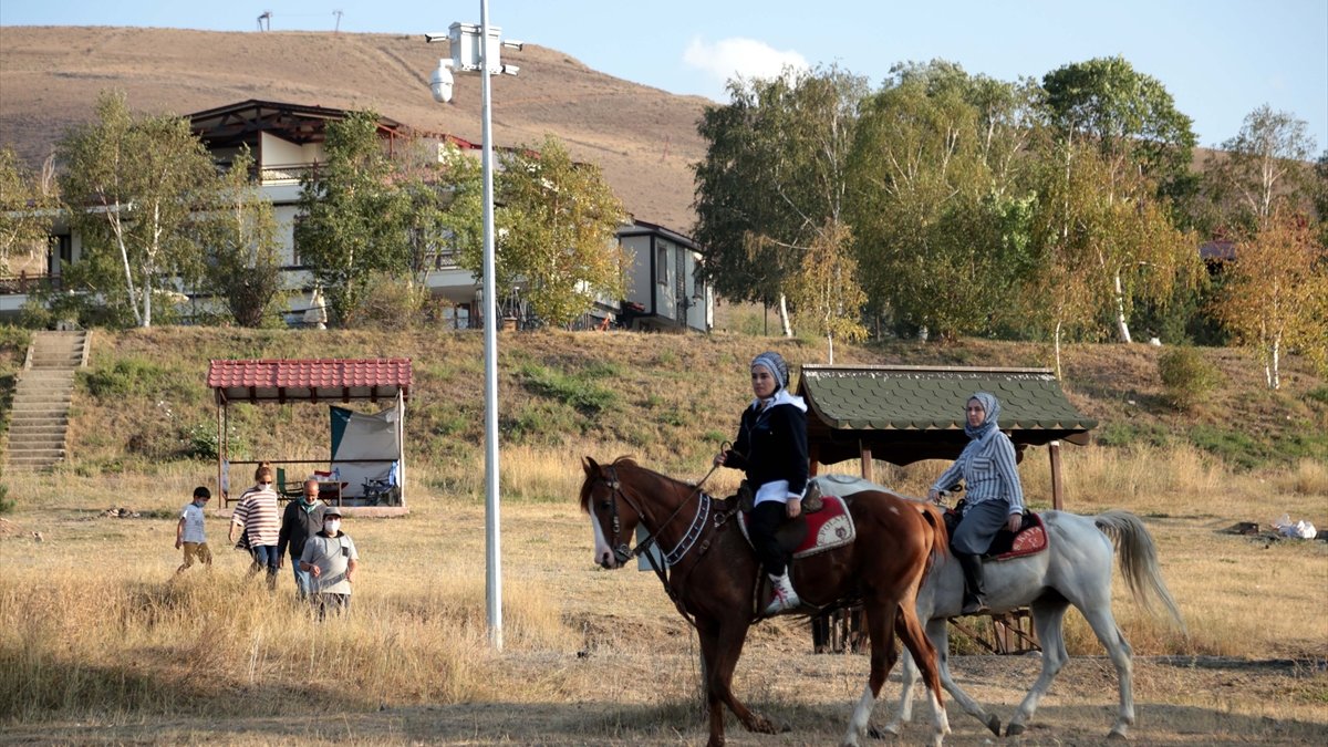 Pandemi döneminde ebeveyn ve çocuklar "Palandöken Yaz Şenlikleri"nde doğayla buluştu