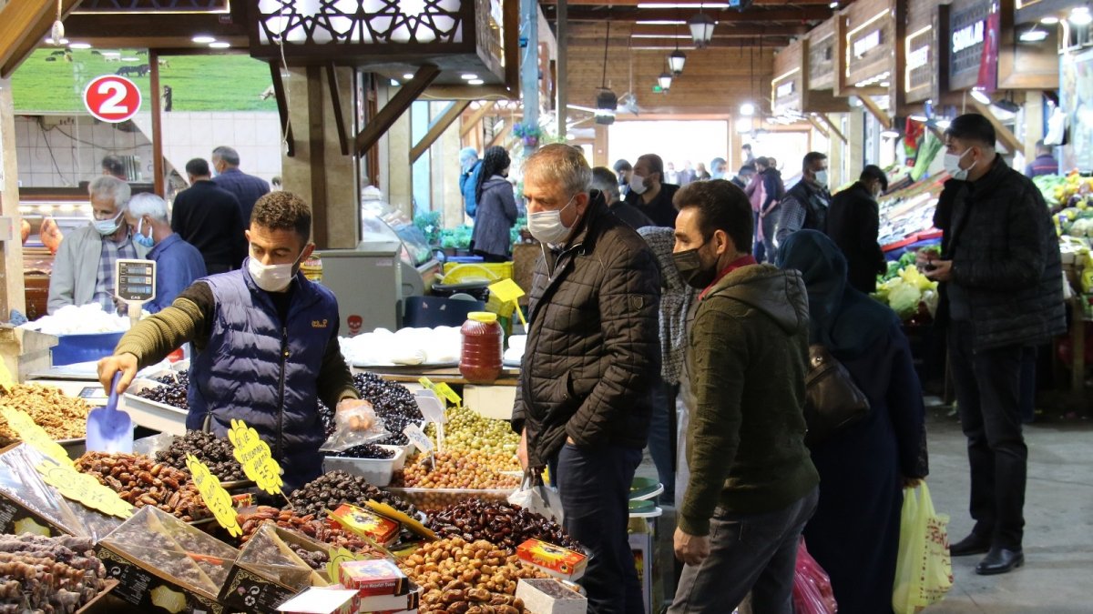 Pandemi ile durgunluk yaşayan kapalı çarşı, Ramazan'la hareketlendi