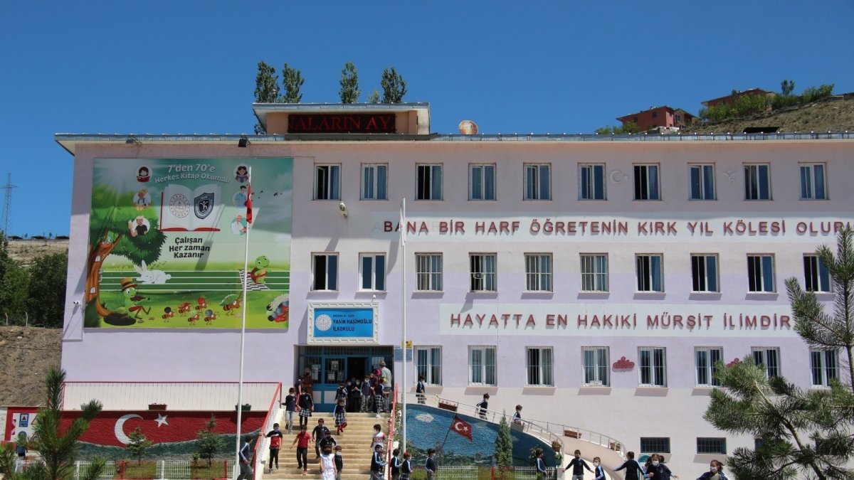 Pandemide okul binasını yenilediler