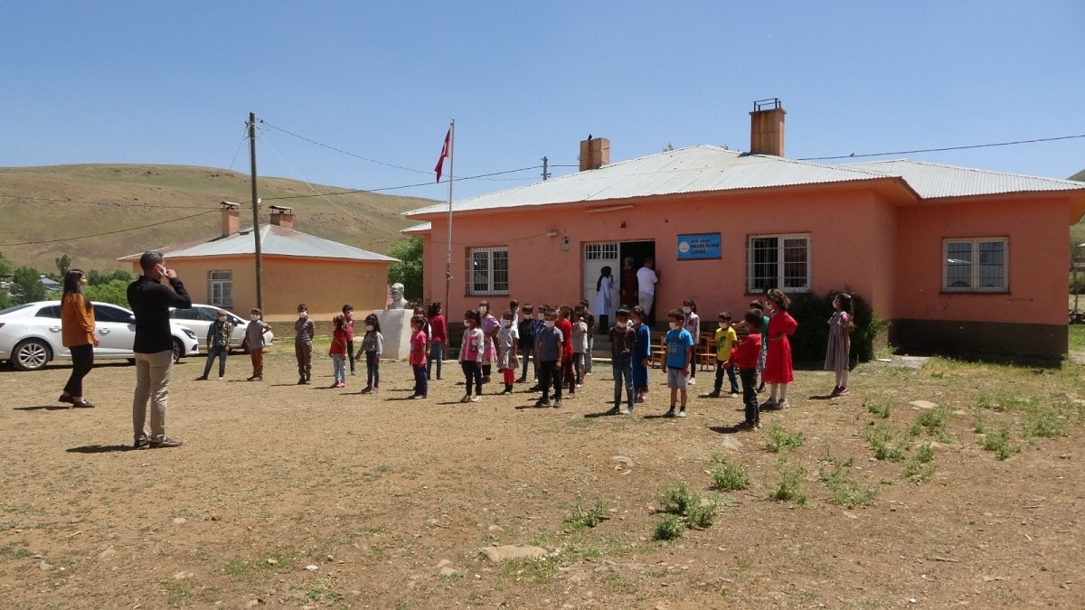 Pandemiden dolayı arkadaşlarını özleyen öğrenciler, doyasıya eğlendi